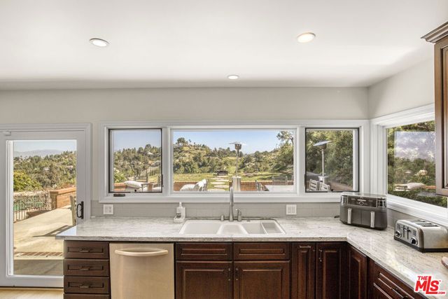 3970 Ellenita Avenue, Tarzana, CA 91356