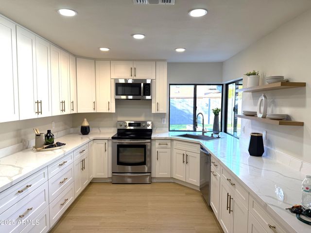 3802 W KELTON Lane, Phoenix, AZ 85053