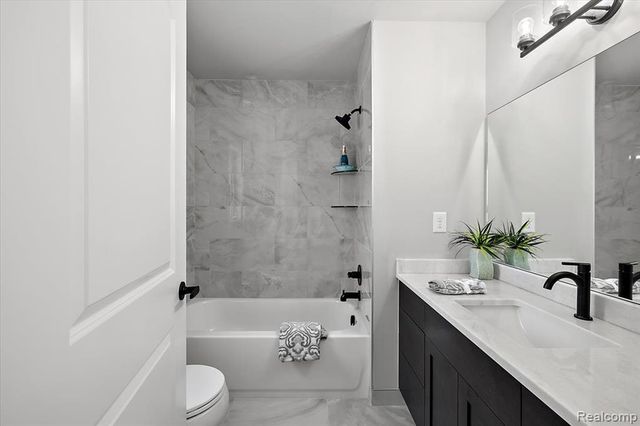 17827 Biscayne Drive, Macomb, MI 48042