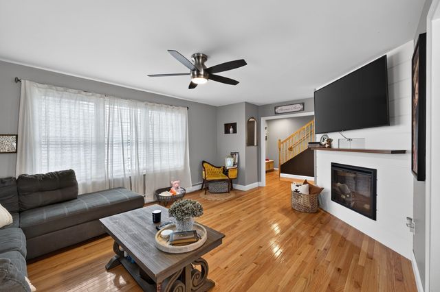 17 Montgomery St, Fall River, MA 02720