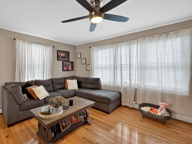 17 Montgomery St, Fall River, MA 02720