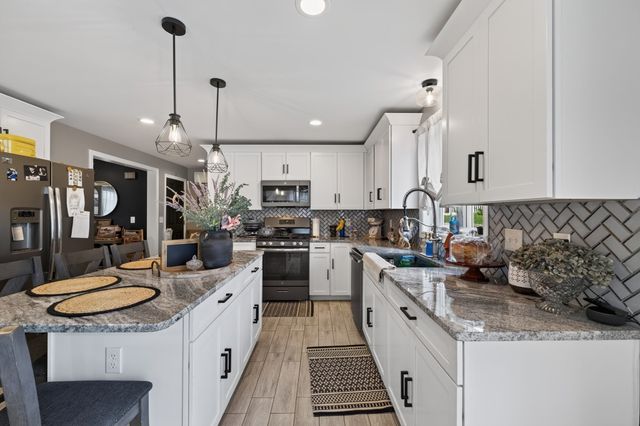 17 Montgomery St, Fall River, MA 02720