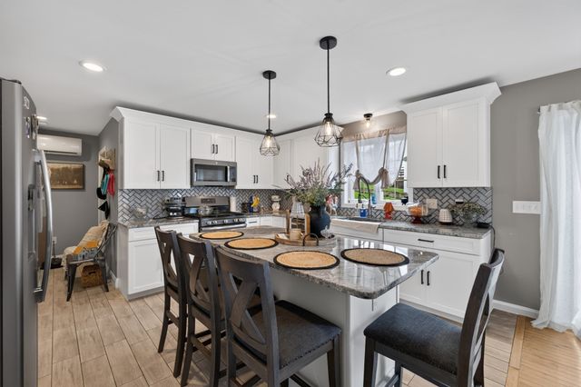 17 Montgomery St, Fall River, MA 02720