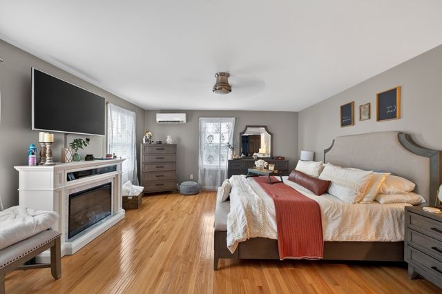 17 Montgomery St, Fall River, MA 02720