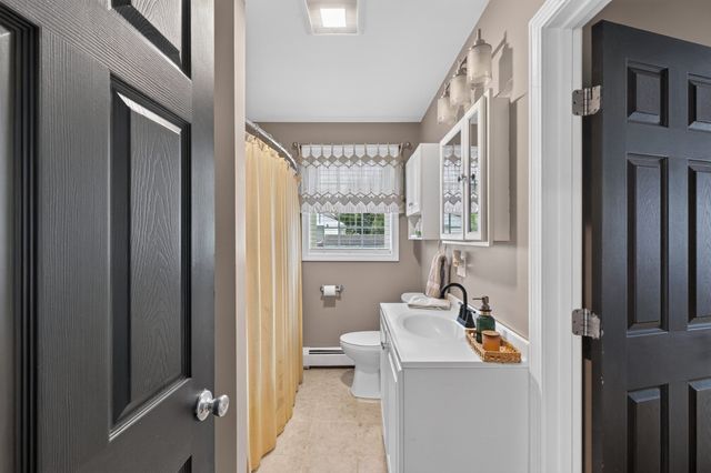 17 Montgomery St, Fall River, MA 02720