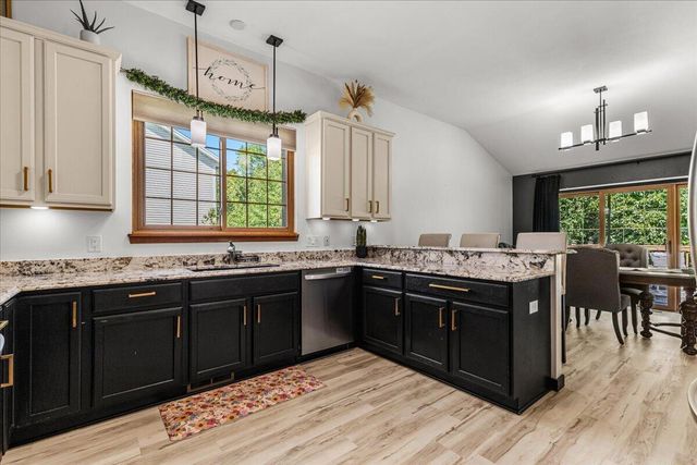 4020 W Lakeview DRIVE, Franklin, WI 53132