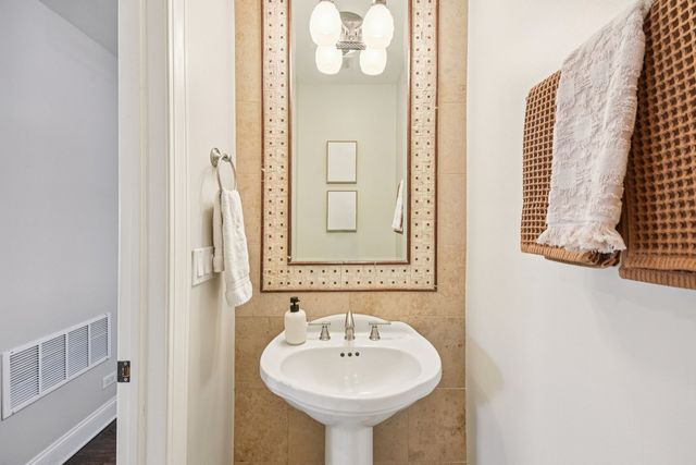 3815 N Kedzie Avenue 2S, Chicago, IL 60618