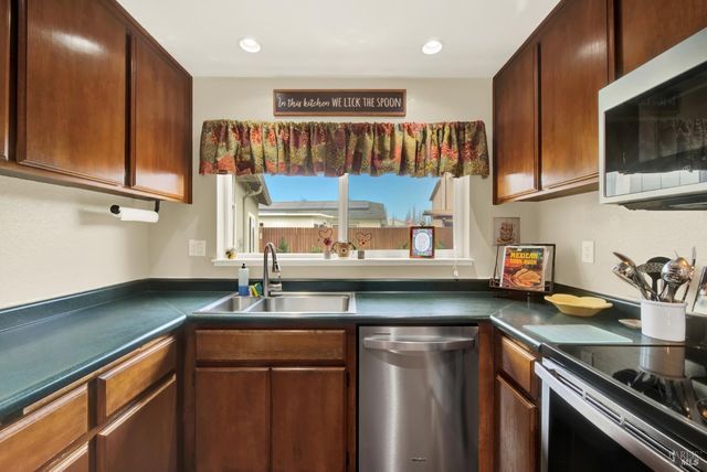 1404 Donner Ct, Suisun City, CA 94585