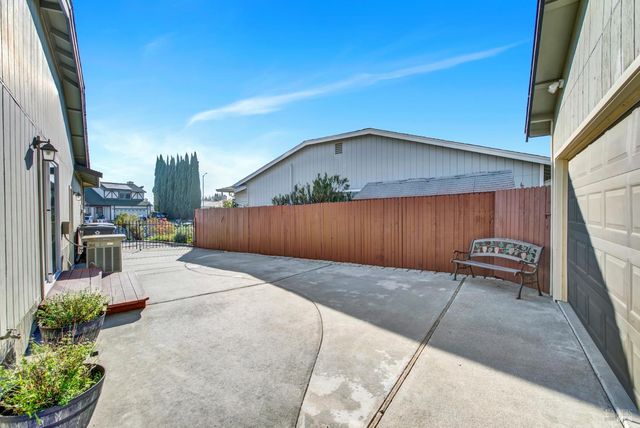 1404 Donner Ct, Suisun City, CA 94585