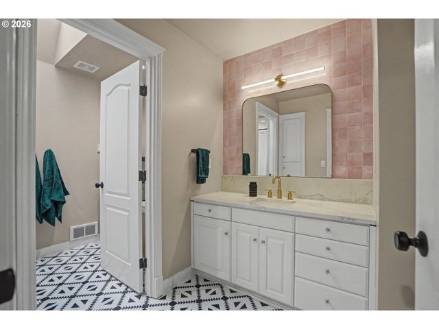 670 PALISADES Dr Se, Salem, OR 97302