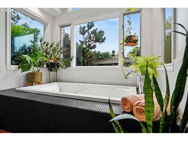 670 PALISADES Dr Se, Salem, OR 97302