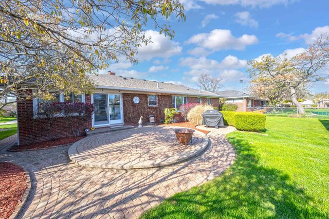 22435 Lakecrest Street, St Clair Shores, MI 48081