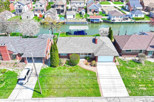 22435 Lakecrest Street, St Clair Shores, MI 48081