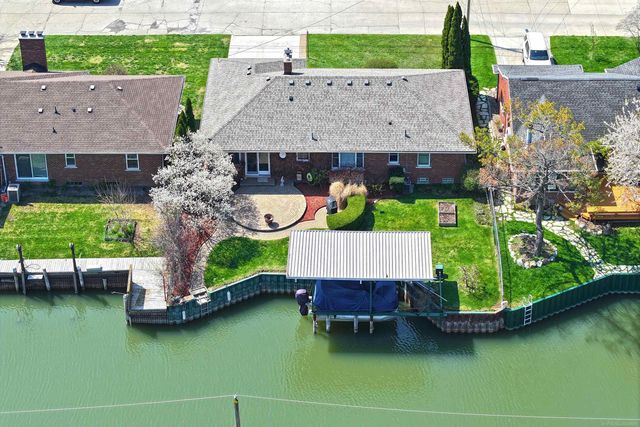 22435 Lakecrest Street, St Clair Shores, MI 48081