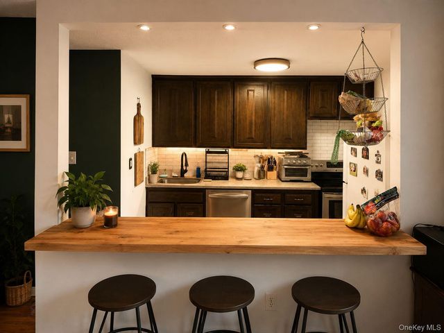 160 academy Street 3J, Poughkeepsie, NY 12601