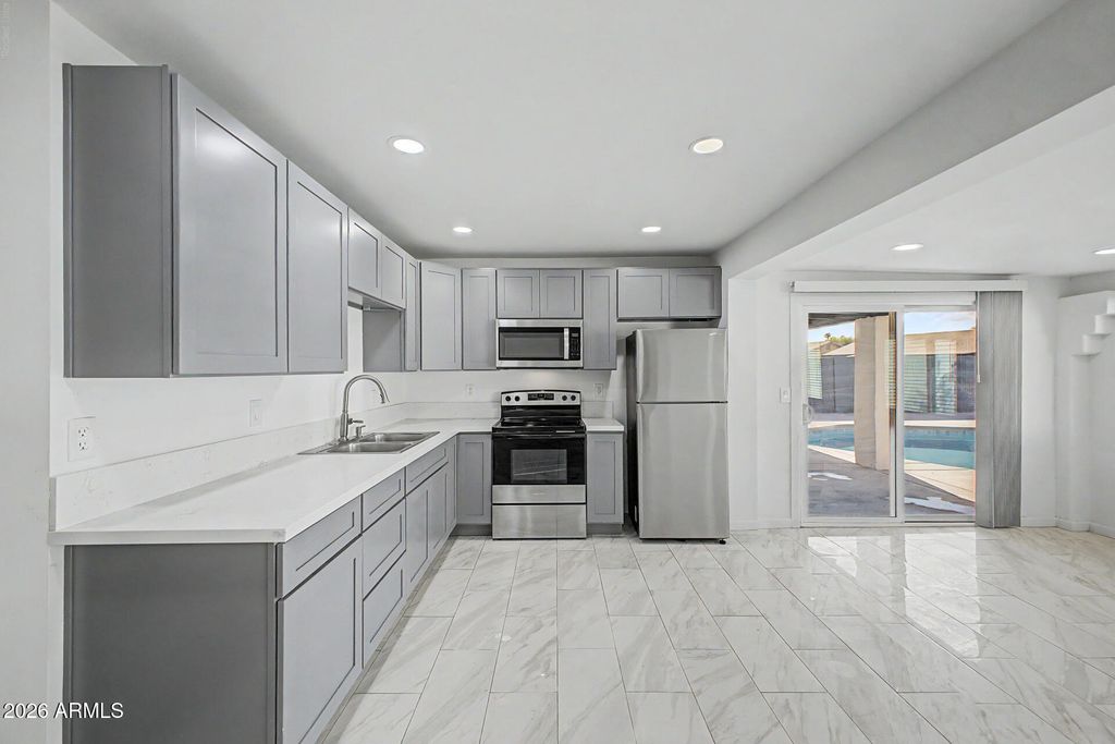 6340 W AVALON Drive, Phoenix, AZ 85033 — photo 2