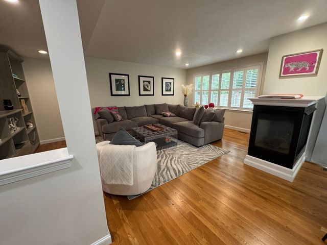 45 Crescent Rd 45, Needham, MA 02494