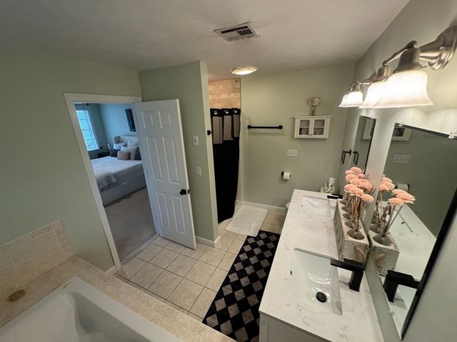 45 Crescent Rd 45, Needham, MA 02494