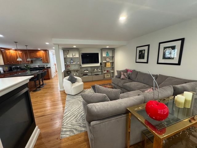 45 Crescent Rd 45, Needham, MA 02494