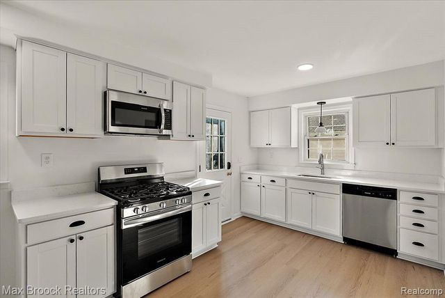 2600 Candlewick Drive, Lake Orion, MI 48359