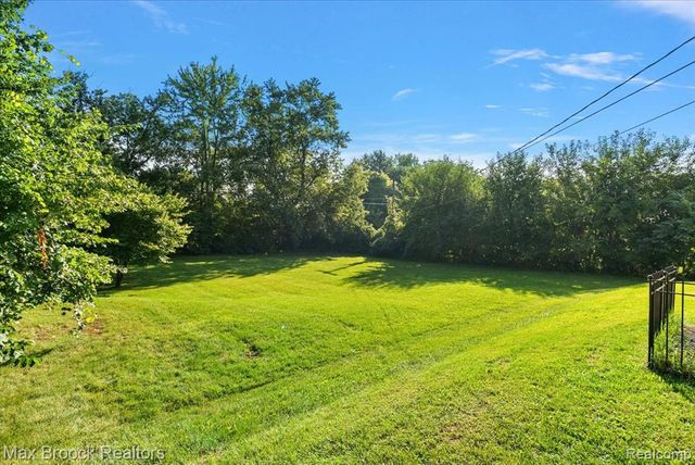 2600 Candlewick Drive, Lake Orion, MI 48359