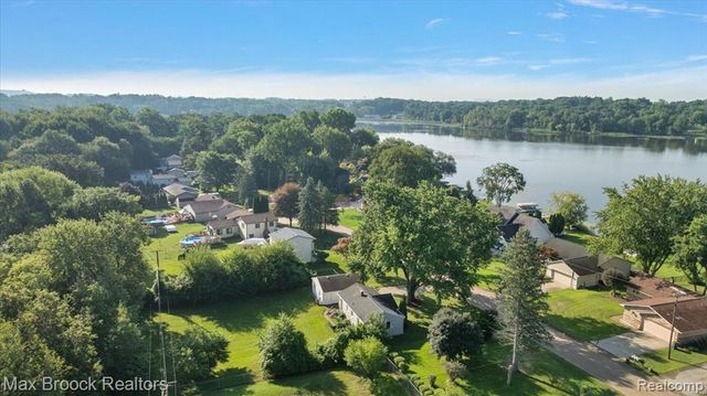 2600 Candlewick Drive, Lake Orion, MI 48359
