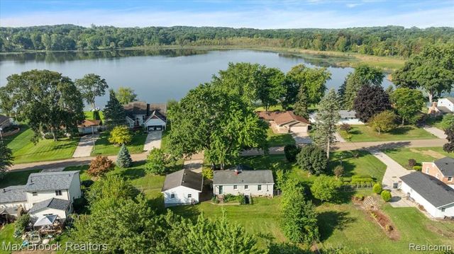 2600 Candlewick Drive, Lake Orion, MI 48359