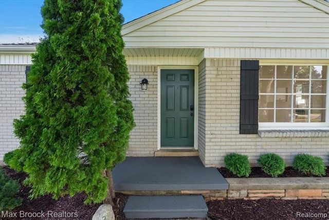 2600 Candlewick Drive, Lake Orion, MI 48359