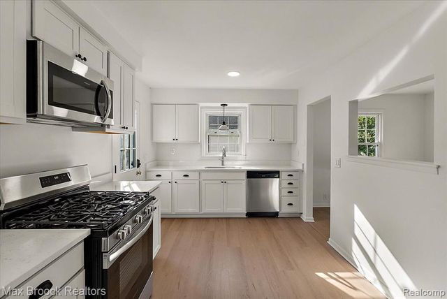 2600 Candlewick Drive, Lake Orion, MI 48359