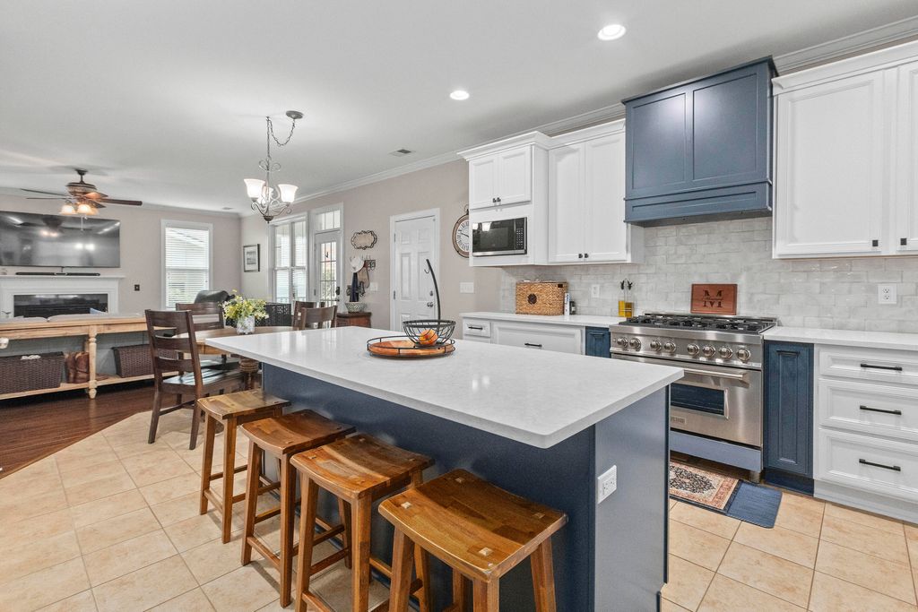 Image 2 of property listing at 195 Bateaux Drive, Summerville, SC 29483