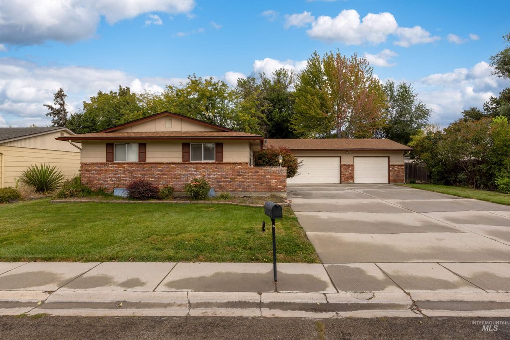 10866 W Sandhurst Dr, Boise, ID 83709