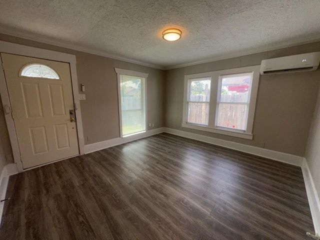 6913 Avenue L, Houston, TX 77011