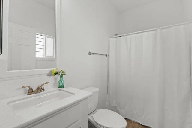 1045 E Vista Way 14, Vista, CA 92084