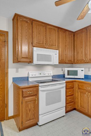 5232 SW 25th TER, Topeka, KS 66614