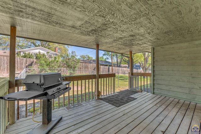 5232 SW 25th TER, Topeka, KS 66614