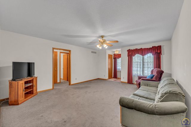 5232 SW 25th TER, Topeka, KS 66614