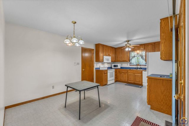 5232 SW 25th TER, Topeka, KS 66614