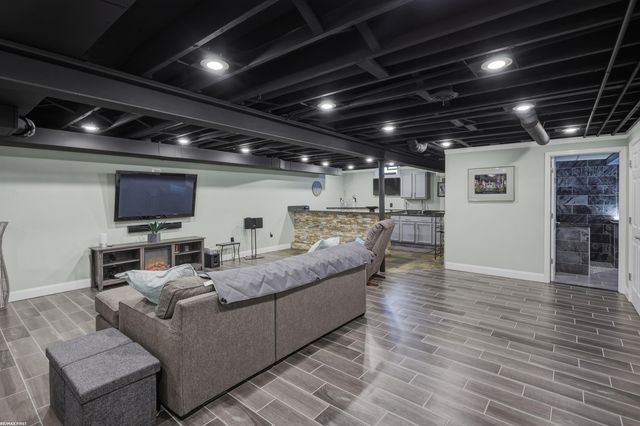 16489 Bishopsgate Drive, Macomb Twp, MI 48044