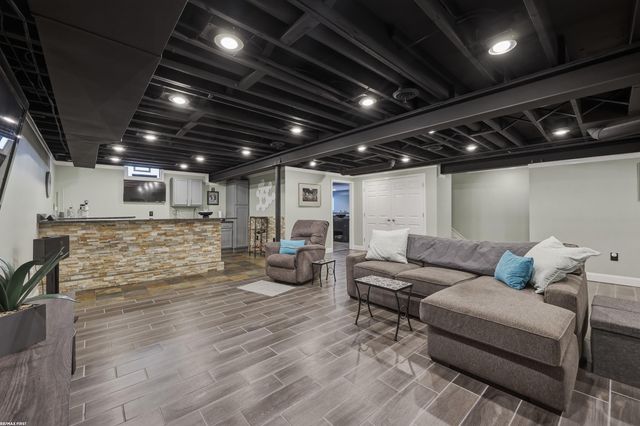 16489 Bishopsgate Drive, Macomb Twp, MI 48044