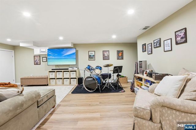 6 Garden Court, Ho-ho-kus, NJ 07423