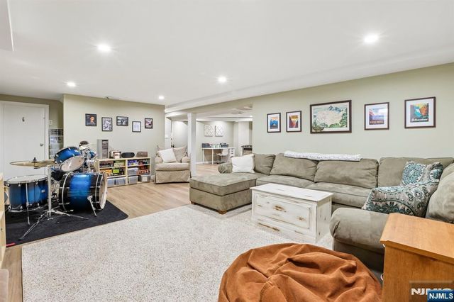 6 Garden Court, Ho-ho-kus, NJ 07423