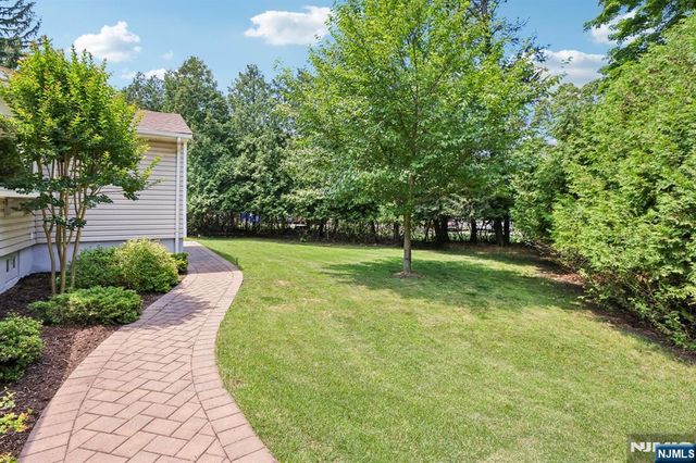 6 Garden Court, Ho-ho-kus, NJ 07423