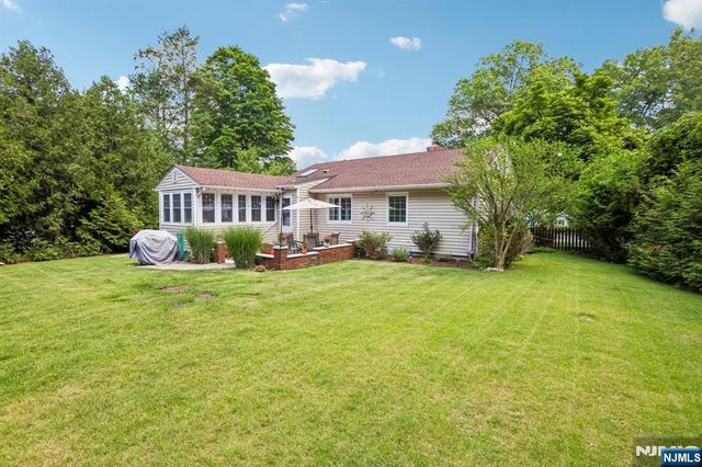 6 Garden Court, Ho-ho-kus, NJ 07423