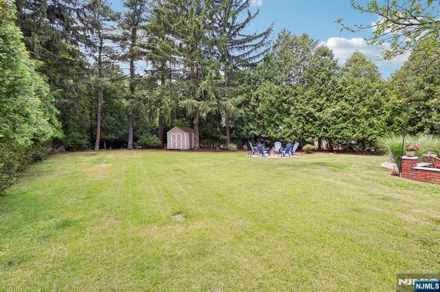 6 Garden Court, Ho-ho-kus, NJ 07423