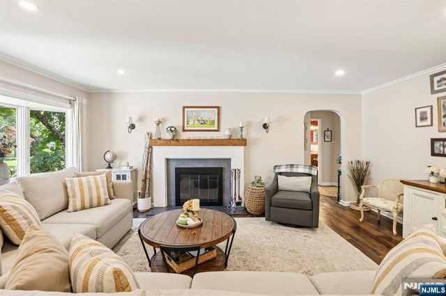 6 Garden Court, Ho-ho-kus, NJ 07423