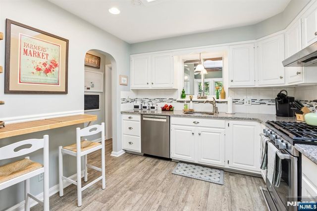6 Garden Court, Ho-ho-kus, NJ 07423