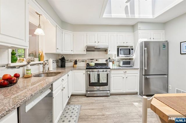 6 Garden Court, Ho-ho-kus, NJ 07423