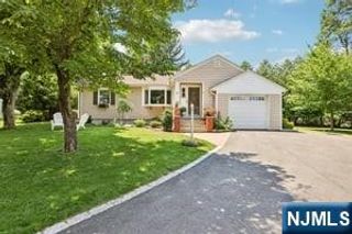6 Garden Court, Ho-ho-kus, NJ 07423