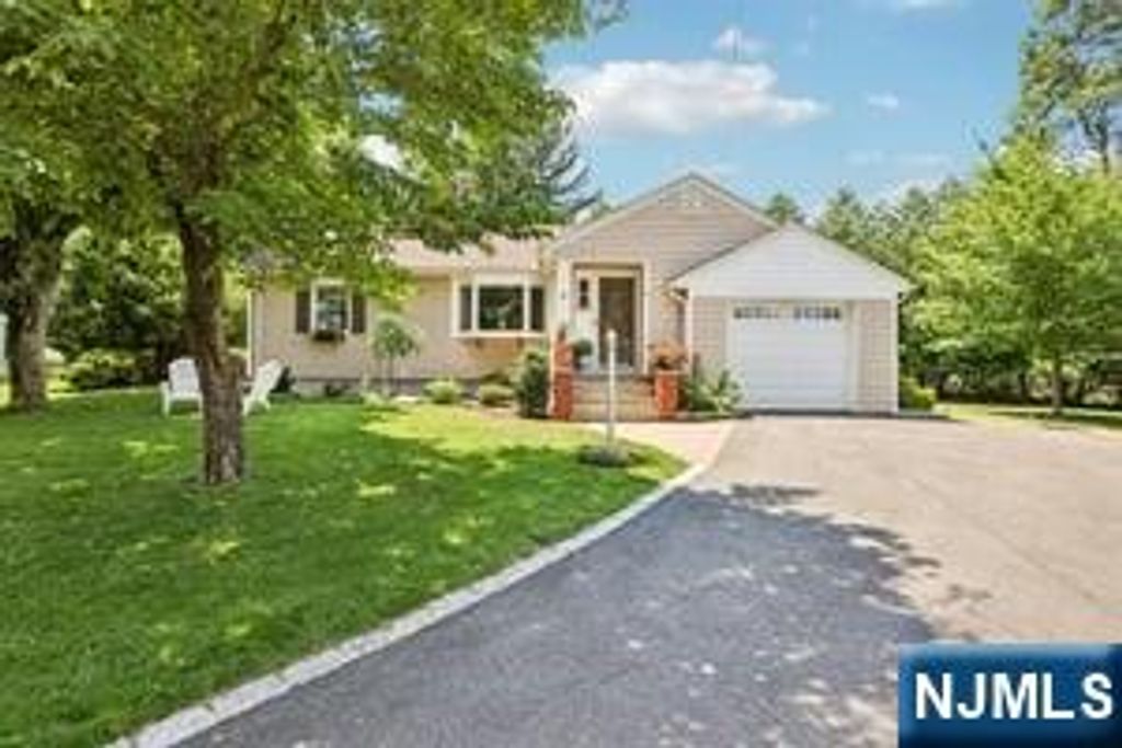 6 Garden Court, Ho-ho-kus, NJ 07423
