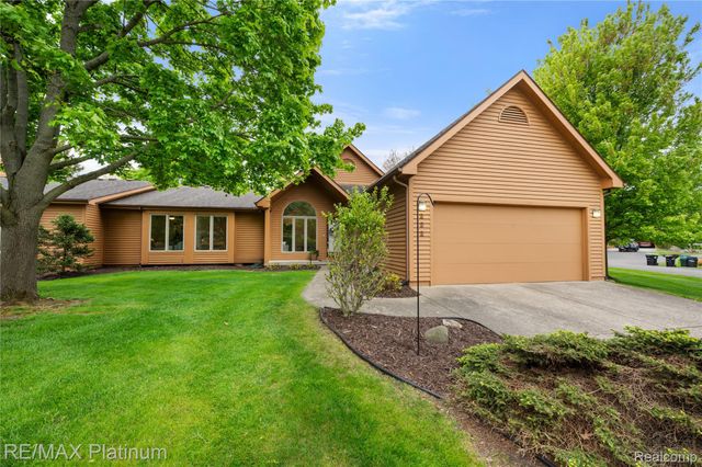 222 Glenwood Avenue, Fenton, MI 48430